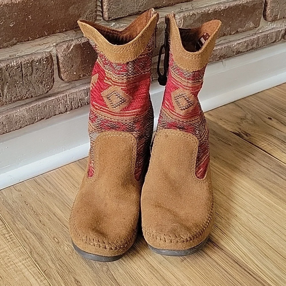 Minnetonka Booties Size 8 - Picture 4 of 11